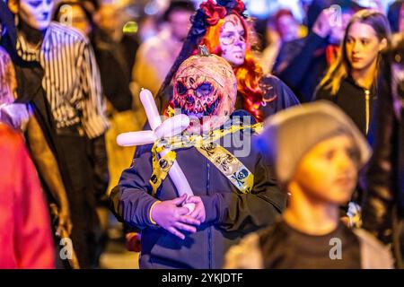 Der Zombiewalk in Essen, an Halloween gingen mehrere hundert Menschen, einige als gruselige Zombies gekleidet, untot vom Hauptbahnhof in den Bezirk Stockfoto