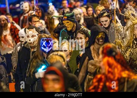 Der Zombiewalk in Essen, an Halloween gingen mehrere hundert Menschen, einige als gruselige Zombies gekleidet, untot vom Hauptbahnhof in den Bezirk Stockfoto