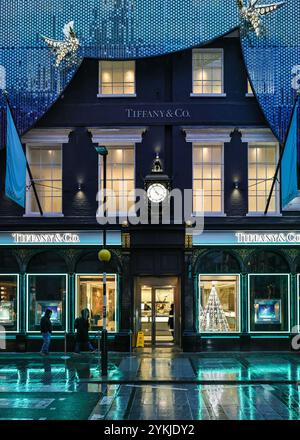 London, Großbritannien. November 2024. Das Tiffany & Co in der Old Bond Street. Weihnachtslichter, Kugeln und raffinierte Dekorationen wurden entlang der Bond Street und ihren Luxusläden, Piccadilly, Burlington Arcade und ganz Mayfair in Erwartung der hektischen Weihnachtseinkaufszeit aufgestellt. Quelle: Imageplotter/Alamy Live News Stockfoto