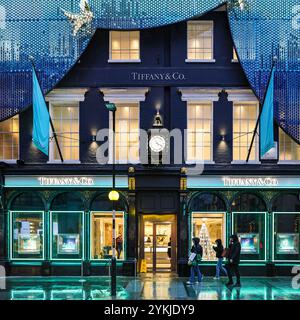 London, Großbritannien. November 2024. Das Tiffany & Co in der Old Bond Street. Weihnachtslichter, Kugeln und raffinierte Dekorationen wurden entlang der Bond Street und ihren Luxusläden, Piccadilly, Burlington Arcade und ganz Mayfair in Erwartung der hektischen Weihnachtseinkaufszeit aufgestellt. Quelle: Imageplotter/Alamy Live News Stockfoto