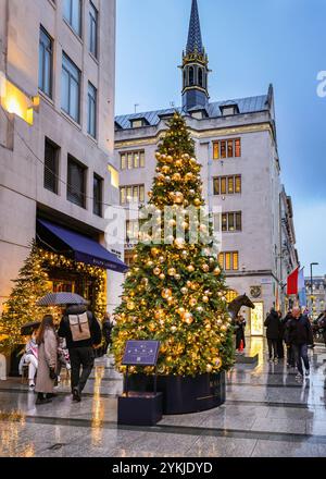 London, Großbritannien. November 2024. Die Leute sitzen draußen und genießen den Blick auf den Baum von Ralph Lauren in der Old Bond Street. Weihnachtslichter, Kugeln und raffinierte Dekorationen wurden entlang der Bond Street und ihren Luxusläden, Piccadilly, Burlington Arcade und ganz Mayfair in Erwartung der hektischen Weihnachtseinkaufszeit aufgestellt. Quelle: Imageplotter/Alamy Live News Stockfoto