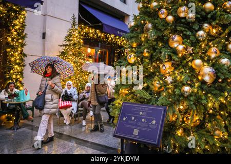 London, Großbritannien. November 2024. Die Leute sitzen draußen und genießen den Blick auf den Baum von Ralph Lauren in der Old Bond Street. Weihnachtslichter, Kugeln und raffinierte Dekorationen wurden entlang der Bond Street und ihren Luxusläden, Piccadilly, Burlington Arcade und ganz Mayfair in Erwartung der hektischen Weihnachtseinkaufszeit aufgestellt. Quelle: Imageplotter/Alamy Live News Stockfoto