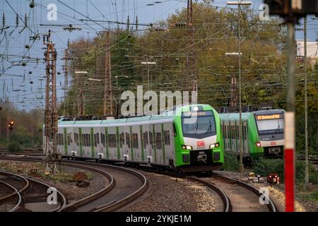 Die S-Bahn fährt am Essener Hauptbahnhof, NRW, Stockfoto