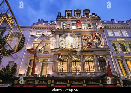 London, Großbritannien. November 2024. Die Lichtinstallation „Christmas at Cartier“ verfügt über ein intergalaktisches Display. Weihnachtslichter, Kugeln und raffinierte Dekorationen wurden entlang der Bond Street und ihren Luxusläden, Piccadilly, Burlington Arcade und ganz Mayfair in Erwartung der hektischen Weihnachtseinkaufszeit aufgestellt. Quelle: Imageplotter/Alamy Live News Stockfoto