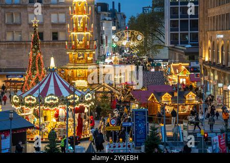 Vorweihnachtszeit, Weihnachtsmarkt im Stadtzentrum von Essen, Willy-Brandt-Platz, Fußgängerzone Kettwiger Straße, Weihnachtsbeleuchtung, Essener Li Stockfoto