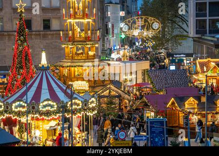 Vorweihnachtszeit, Weihnachtsmarkt im Stadtzentrum von Essen, Willy-Brandt-Platz, Fußgängerzone Kettwiger Straße, Weihnachtsbeleuchtung, Essener Li Stockfoto