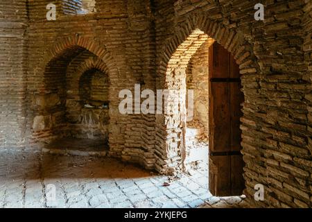 Alter verlassener mittelalterlicher Turm in Vashlovani, Georgien. Stockfoto