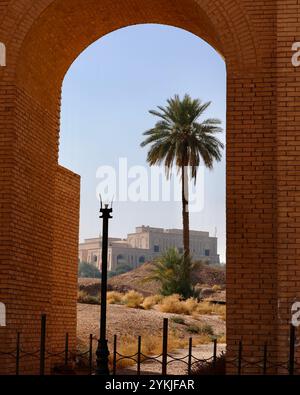 Antike Stadt Babylon Südmesopotamien, heute IRAK, in einer Entfernung der Palast des ehemaligen Präsidenten Saddam Hussein auf dem Hügel Stockfoto