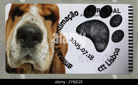 Lustige Nahaufnahme eines Bassett-Hundes auf portugiesischer Briefmarke Stockfoto