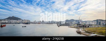 Panoramablick auf die Stadt am Wasser vom Kreuzfahrtterminal in Busan, Süd. Korea am 1. Oktober 2024 Stockfoto