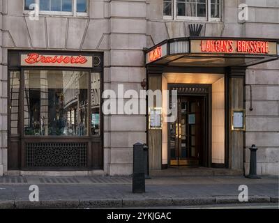 LONDON, Großbritannien - 30. JUNI 2013: Eingang zur Langan’s Brasserie in der Stratton Street, Mayfair Stockfoto