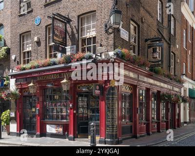 LONDON, Großbritannien - 30. JUNI 2013: Außenansicht der Shepherds Tavern in Hertford Street, Mayfair Stockfoto