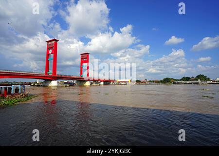 Jembatan Ampera Bridge, Musi River, Palembang, Süd-Sumatera, Indonesien Stockfoto