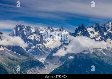 Aiguilles du Chamonix bietet scharfe felsige Berggipfel in den französischen Alpen. Diese beeindruckende Landschaft ist ideal für Fotografien und bietet schroffe Gipfel Stockfoto