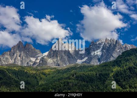 Aiguilles du Chamonix bietet scharfe felsige Berggipfel in den französischen Alpen. Diese beeindruckende Landschaft ist ideal für Fotografien und bietet schroffe Gipfel Stockfoto