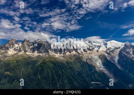 Aiguilles du Chamonix bietet scharfe felsige Berggipfel in den französischen Alpen. Diese beeindruckende Landschaft ist ideal für Fotografien und bietet schroffe Gipfel Stockfoto