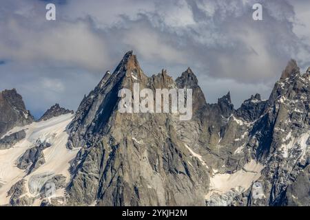 Aiguilles du Chamonix bietet scharfe felsige Berggipfel in den französischen Alpen. Diese beeindruckende Landschaft ist ideal für Fotografien und bietet schroffe Gipfel Stockfoto