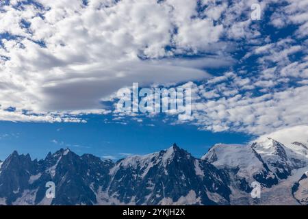 Aiguilles du Chamonix bietet scharfe felsige Berggipfel in den französischen Alpen. Diese beeindruckende Landschaft ist ideal für Fotografien und bietet schroffe Gipfel Stockfoto