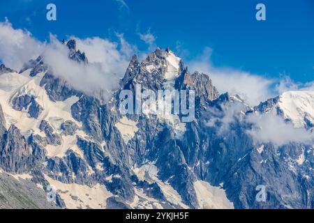 Aiguilles du Chamonix bietet scharfe felsige Berggipfel in den französischen Alpen. Diese beeindruckende Landschaft ist ideal für Fotografien und bietet schroffe Gipfel Stockfoto