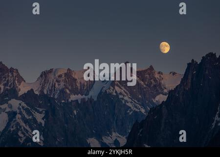 Aiguilles du Chamonix bietet scharfe felsige Berggipfel in den französischen Alpen. Diese beeindruckende Landschaft ist ideal für Fotografien und bietet schroffe Gipfel Stockfoto