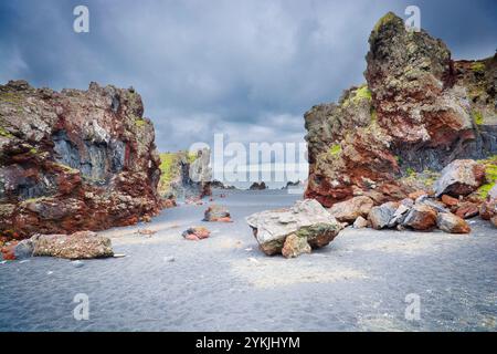 Djúpalónssandur bogenförmige Bucht mit dunklen Klippen und schwarzem Sand auf der Halbinsel Snaefellsnes im Westen Islands Stockfoto