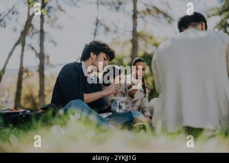 Eine Gruppe von Schülern genießt gemeinsam ein Mittagessen im Park Stockfoto