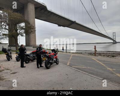 Motorräder unter der Humber Bridge, Hessle, East Riding of Yorkshire Stockfoto