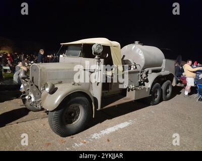 Altes Militärfahrzeug im Lincolnshire Aviation Heritage Centre, East Kirkby in Lincolnshire Stockfoto