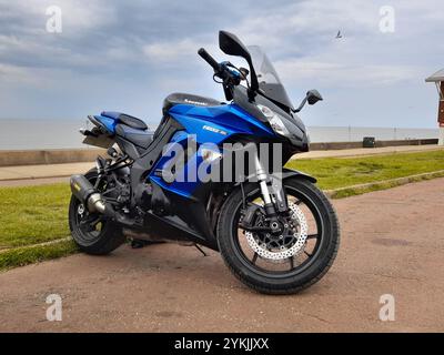 Blaues Kawasaki Z1000 sx Motorrad in Hunstanton in Norfolk Stockfoto