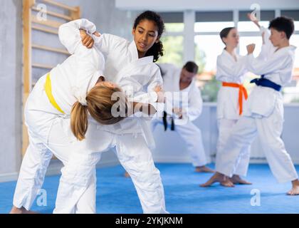 Zwei Mädchen trainieren Judo-Techniken im Studio Stockfoto