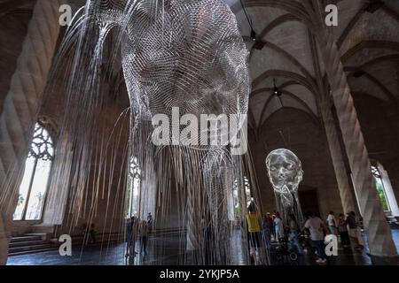 Werk des katalanischen Künstlers Jaume Plensa im gotischen Gebäude von La Lonja, Palma, Mallorca, Balearen, Spanien. Stockfoto