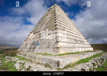 Pyramide der Italiener, 1937, Mausoleum, erbaut von Francisco Franco nach der Schlacht von Santander, Provinz Burgos, Puerto del Escudo, Spanien. Stockfoto