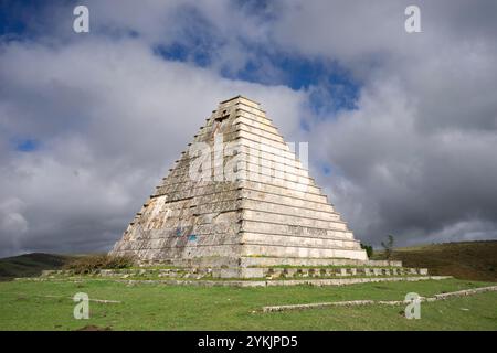 Pyramide der Italiener, 1937, Mausoleum, erbaut von Francisco Franco nach der Schlacht von Santander, Provinz Burgos, Puerto del Escudo, Spanien. Stockfoto