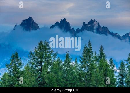 Aiguilles du Chamonix bietet scharfe felsige Berggipfel in den französischen Alpen. Diese beeindruckende Landschaft ist ideal für Fotografien und bietet schroffe Gipfel Stockfoto