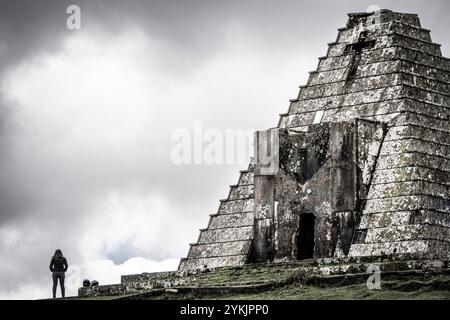 Pyramide der Italiener, 1937, Mausoleum, erbaut von Francisco Franco nach der Schlacht von Santander, Provinz Burgos, Puerto del Escudo, Spanien. Stockfoto