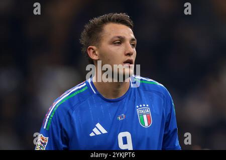 Mailand, Italien. November 2024. Mateo Retegui aus Italien während des Spiels der UEFA Nations League im Stadio Giuseppe Meazza, Mailand. Der Bildnachweis sollte lauten: Jonathan Moscrop/Sportimage Credit: Sportimage Ltd/Alamy Live News Stockfoto