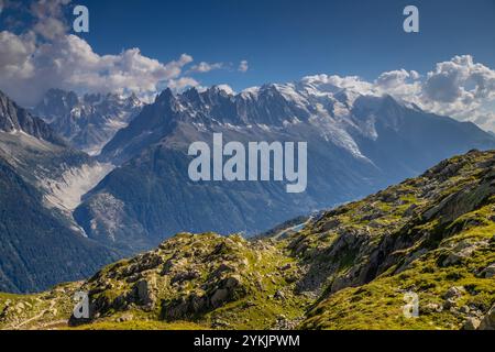 Aiguilles du Chamonix bietet scharfe felsige Berggipfel in den französischen Alpen. Diese beeindruckende Landschaft ist ideal für Fotografien und bietet schroffe Gipfel Stockfoto