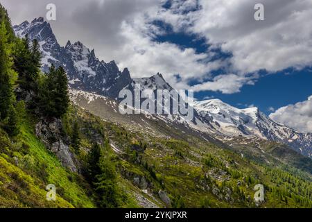 Aiguilles du Chamonix bietet scharfe felsige Berggipfel in den französischen Alpen. Diese beeindruckende Landschaft ist ideal für Fotografien und bietet schroffe Gipfel Stockfoto