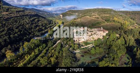 Kloster Santa Maria de Rioseco, Blick auf das Kloster und seine Umgebung, Manzanedo-Tal, Kastilien und Leon, Spanien. Stockfoto