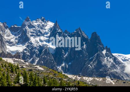 Aiguilles du Chamonix bietet scharfe felsige Berggipfel in den französischen Alpen. Diese beeindruckende Landschaft ist ideal für Fotografien und bietet schroffe Gipfel Stockfoto