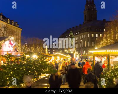 Kopenhagen, Dänemark - 7. Dezember 2023: Weihnachtsmarkt in Kopenhagen, auf dem die Zufallsmenschen die Atmosphäre genießen Stockfoto