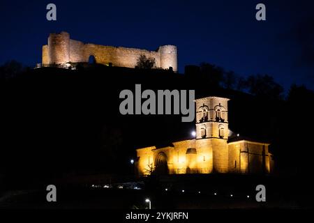 Nächtlicher Blick auf das Kloster Santa María la Real und das Schloss von Aguilar de Campoo, Palencia, Autonome Gemeinschaft Castilla y León, Spanien. Stockfoto