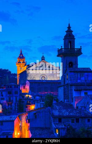 Cartuja de Valldemossa, 15. Bis 18. Jahrhundert und Glockenturm der Kirche San Bartolome 13. Jahrhundert, Dorf Valldemossa, Sierra de Tramuntana, Mallorca, Balearen, Spanien. Stockfoto