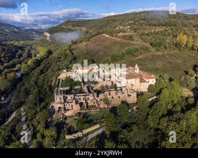 Kloster Santa Maria de Rioseco, Blick auf das Kloster und seine Umgebung, Manzanedo-Tal, Kastilien und Leon, Spanien. Stockfoto