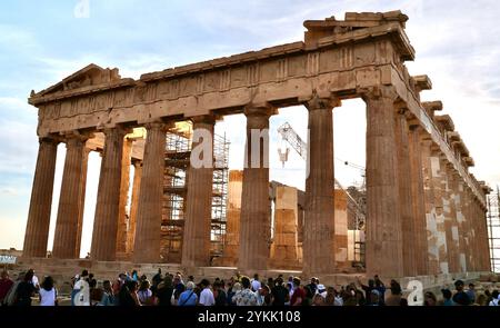 Akropolis-Hügel, einschließlich des Parthenon und anderer Bauwerke Stockfoto