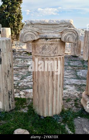 Akropolis-Hügel, einschließlich des Parthenon und anderer Bauwerke Stockfoto