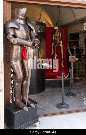 San Gimignano, Italien - 01.05.2021: Eingang zum mittelalterlichen Rüstungs- und Foltermuseum mit Skelett-Ausstellung Stockfoto