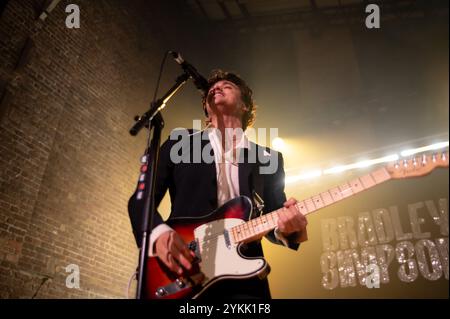 London, Vereinigtes Königreich. November 2024. Bradley Simpson spielt die erste von drei Shows im Village Underground in East London. Cristina Massei/Alamy Live News. Stockfoto