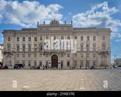 Triest, Italien - 26. Juni 2024: Palazzo del Lloyd Triestino, historisches Palastgebäude auf der Piazza Grande unter blauer Wolkenlandschaft, auf der Piazza Unità d'Italia Stockfoto