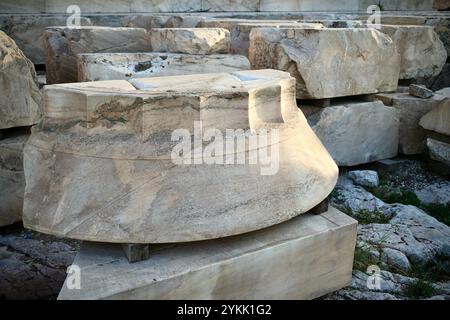 Akropolis-Hügel, einschließlich des Parthenon und anderer Bauwerke Stockfoto